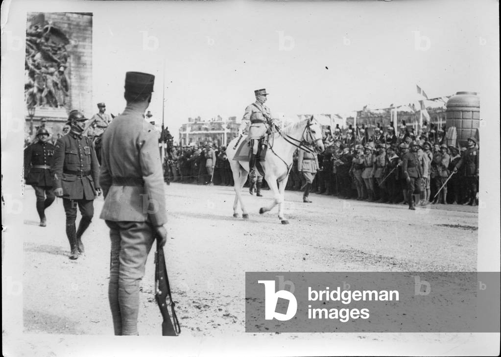 France, Ile-de-France, Paris (75): Fete de la Victoire of July 14, 1919: at the foot of the Arc de Triomphe the marechal Philippe Petain, “” father of victory””, greets the crowd with his marechal stick, 1919