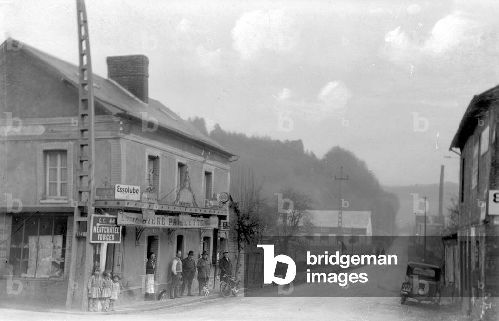 France, Haute-Normandie, Seine-Maritime (76), Morville: le bourg, route de fontaine, 1930 - shops: cafe L. Mogny, beer Paillette, motorcycles - car registration 4663-XA5 - sign: GC 44, 9 Chatel forge