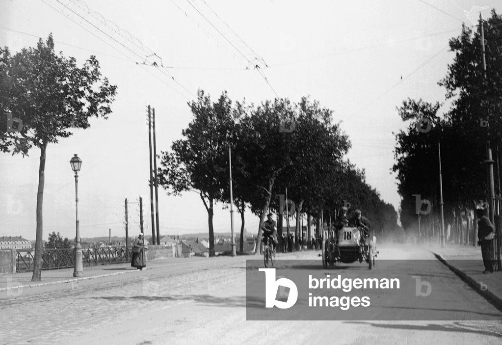France, Centre, Indre-et-Loire (37), Tours: 31 May 1903, Paris/Madrid car race, a cyclist opens the race, avenue Grammont, and a bicycle race commissioner, 1903 - car n°18 De Dietrich, crew Phil Stead