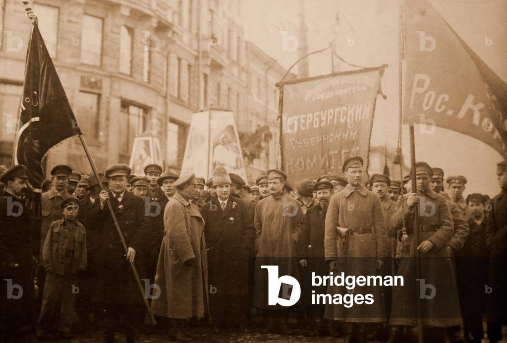 Les chefs bolcheviques a la tete d'une procession pour la fete du 1er mai 1920. Au centre, Grigori Zinoviev (1883-1936). Sur la banniere: Comite de la province de Saint Petersbourg. Bolshevik leaders in front of a procession for the 1st of May, 1920. In the center, one recognizes Grigori Zinoviev with an Astrakhan. The central banner reads: 