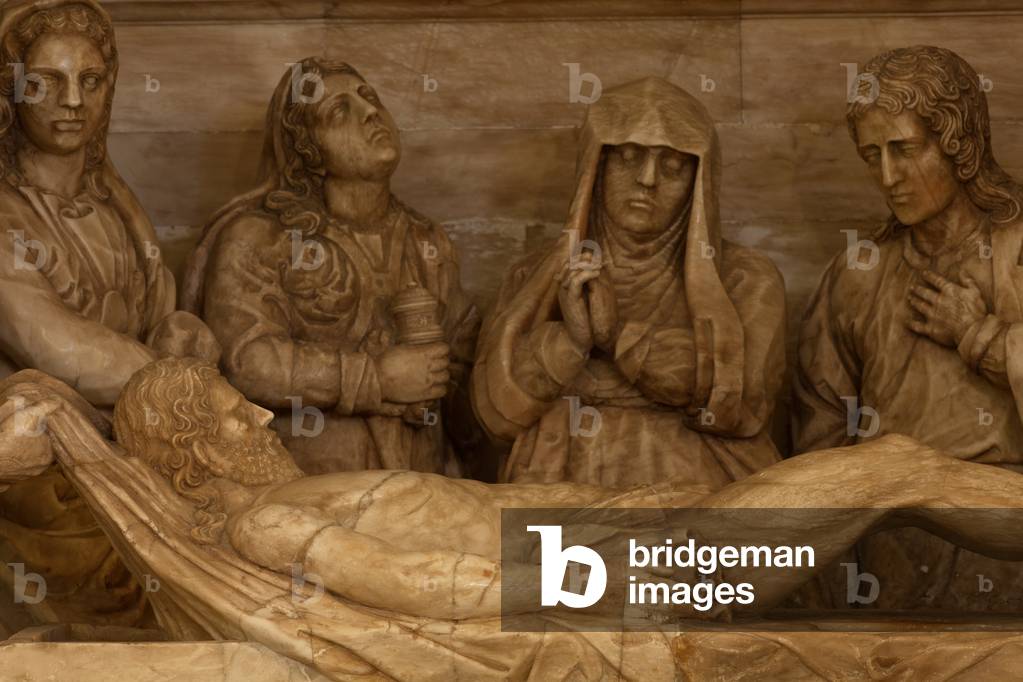 Monastery (Monestir de Poblet). The church. The narthex. A sepulchre with the burying of Christ. Detail. The statues. White marble. Renaissance. 16th century (?).