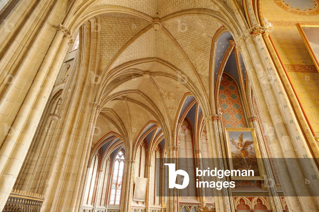 Cathedral (Cathédrale Sainte-Croix). Interior. The south ambulatory. The vaults. Gothic. Reconstruction 17th - 19th century.