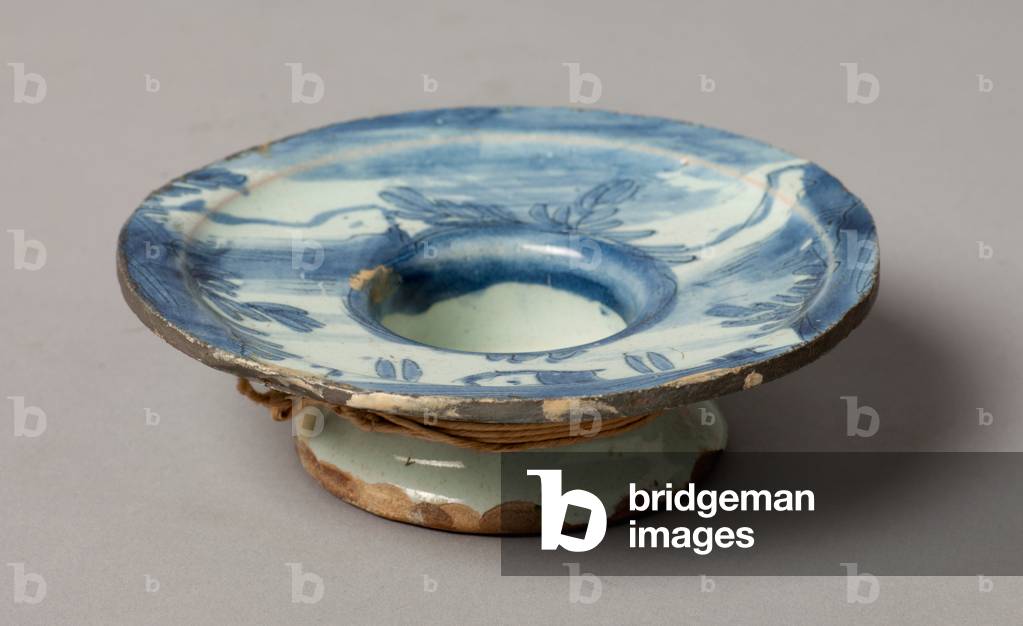 A dish with support. Ceramic work. Museum inventory no: 2074.
