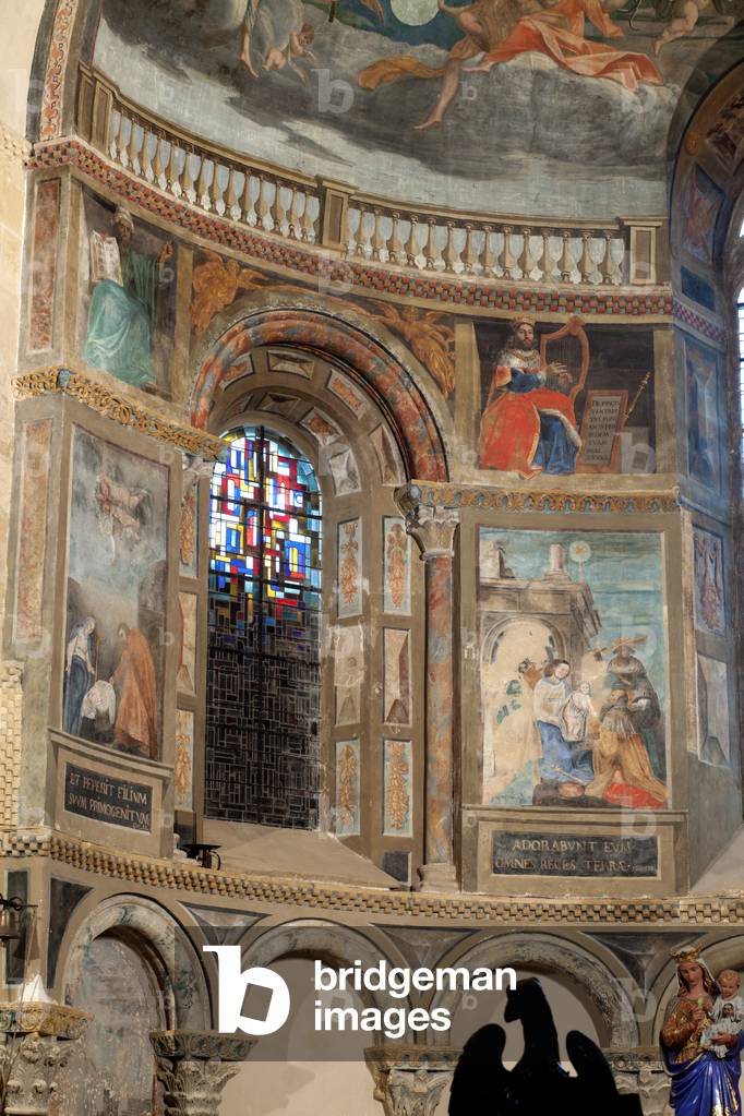 Cathedral (Cathédrale Notre-Dame-de-l'Assomption de Lescar). Interior. The choir. Wall paintings.