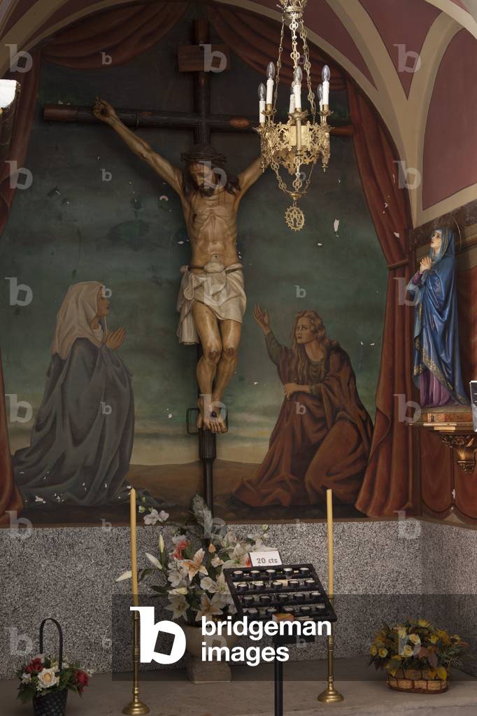 Parish church (Església de Sant Jaume). Interior. A chapel. A crucifix. Wall painting. Begin 20th century (?).