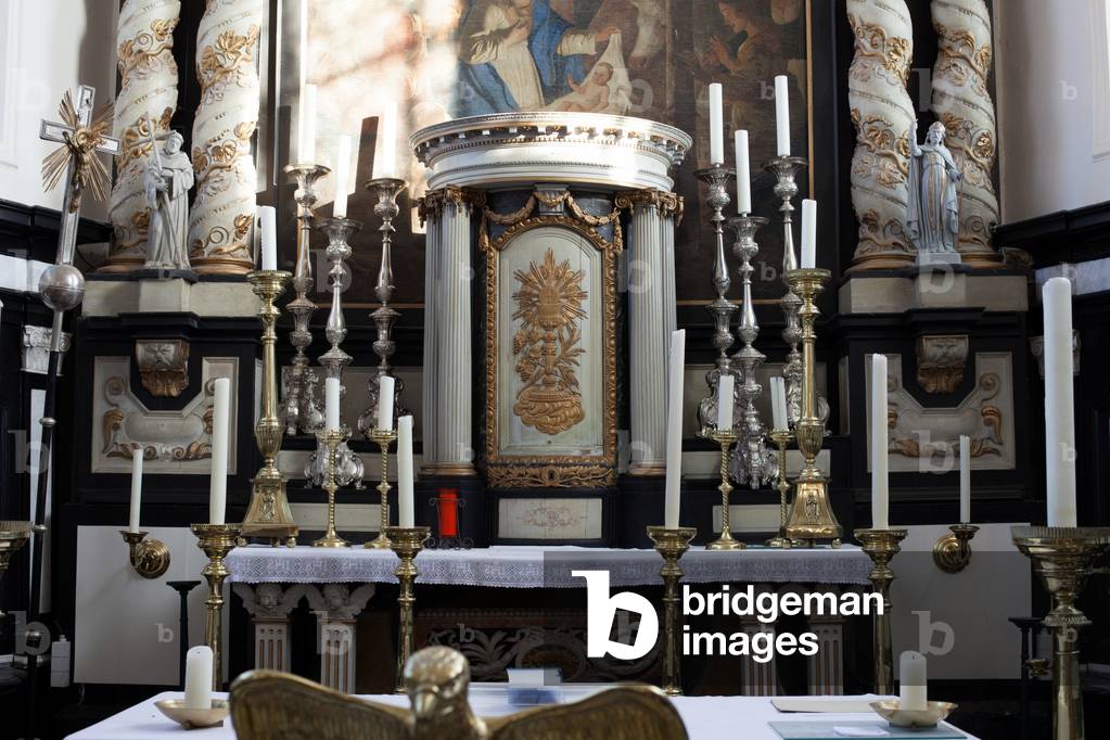 Parish church (Rozebeke, O.L.Vr. Bezoekingkerk). Interior. The high altar.