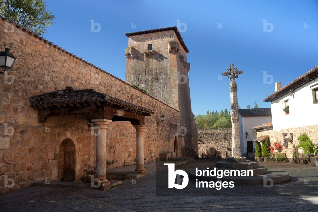 The city fortification tower (Torreón de Fernàn Gonzàlez, de La Emparedada). The tower, the square and the crucifix.