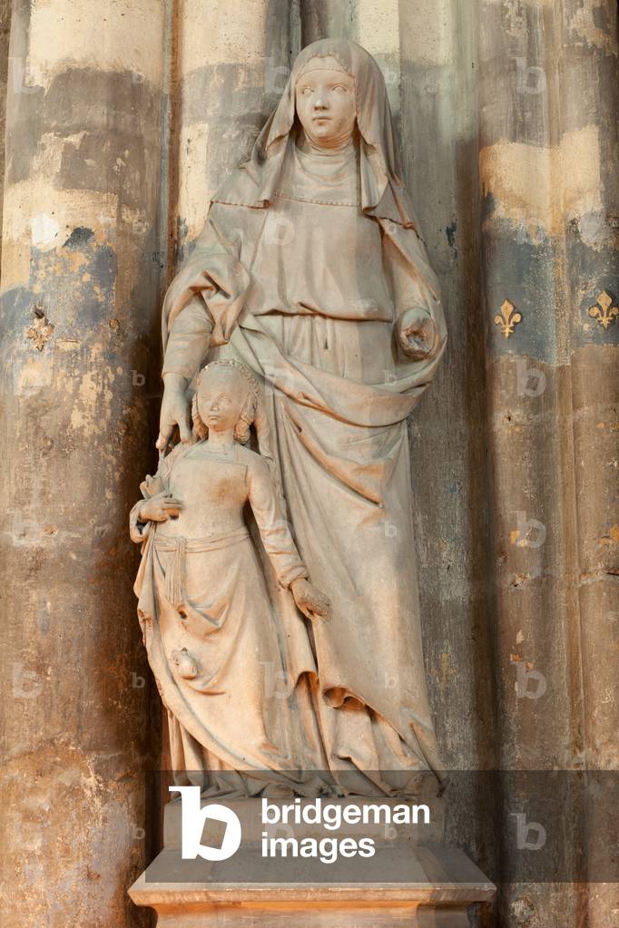 Cathedral (Cathédrale Saint-André). Interior. Statue. A woman with a girl.
