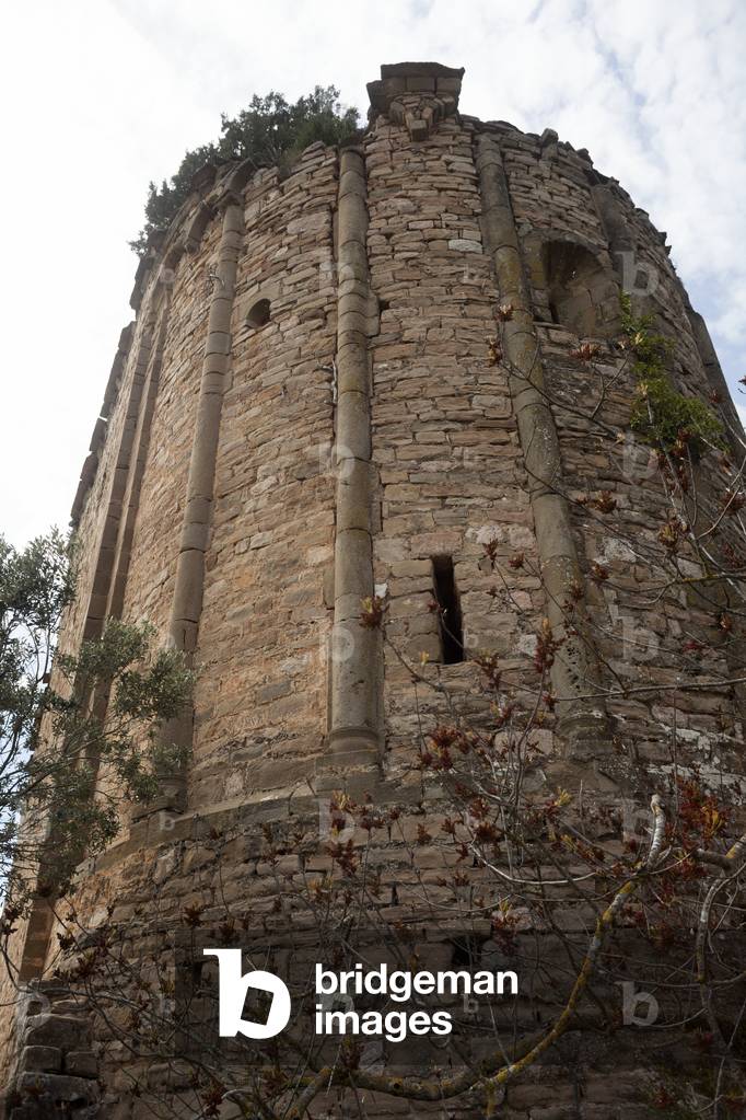 Castle (Castell de Montmagastre). The church. The apse. Ruins. Romanesque.