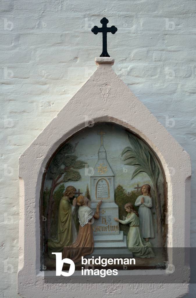 Sint-Kornelis Horebeke. Parish church (Sint-Korneliskerk). Exterior. Little devotion chapel on the church wall.