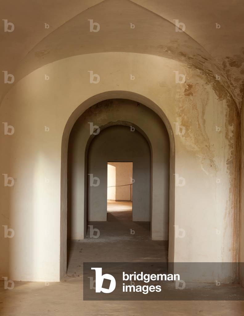 El santuari de la Mare de Dèu del Pla. interior de l'Església. Església de Nostra Senyora del Pla s. XVIII Galeria superior: deambulatori format per petits compartiments units mitjançant obertures de mig punt.