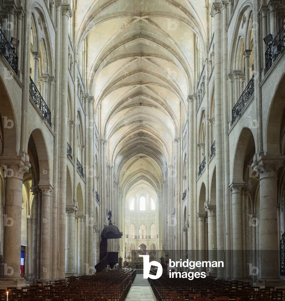 Cathedral (Cathédrale Notre-Dame). Interior. The nave. Gothic.