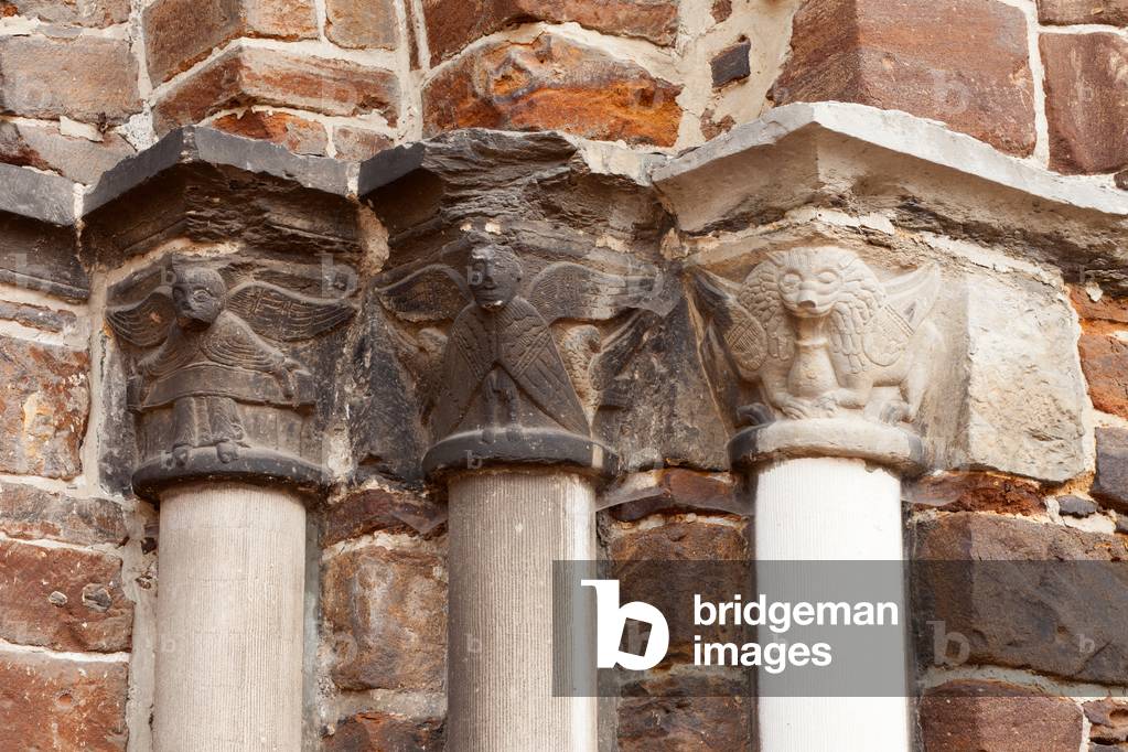 Parish church (Sint-Pieterskerk). Exterior. West façade. The portal. The capitals.