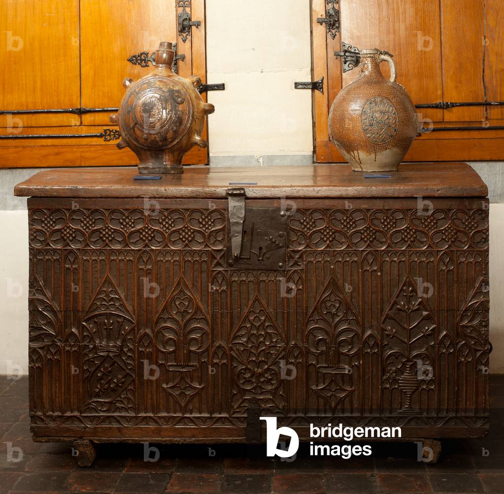 Town hall. MOU Museum Oudenaarde. Chest and two stone bottles (cans).