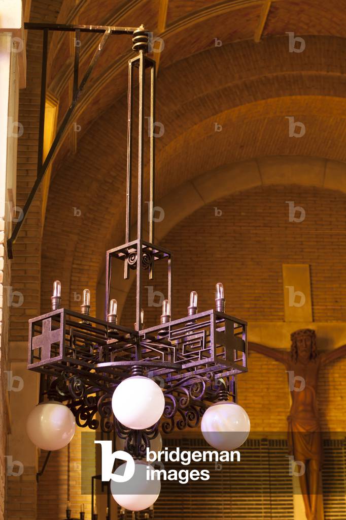 De Marolle. Parish church (Sint-Eligiuskerk). Interior. Chandelier. Art-deco.