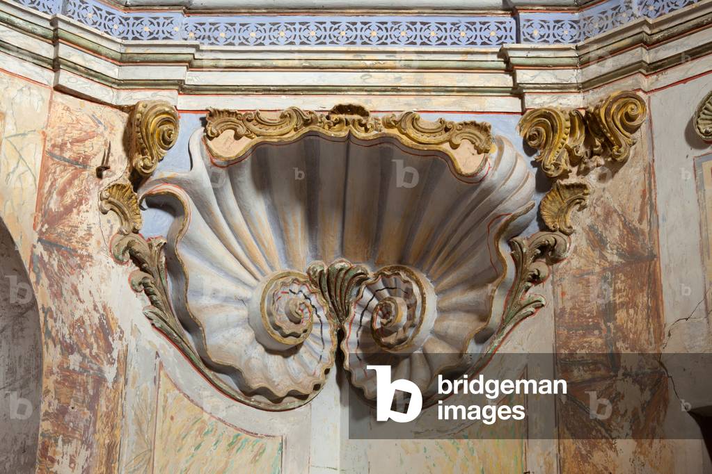 El santuari de la Mare de Dèu del Pla. interior de l'Església. Església de Nostra Senyora del Pla s. XVIII Trompa nord-oest de l’avantsala del cambril. Té forma de petxina amb recargolament interior i decoració exterior.