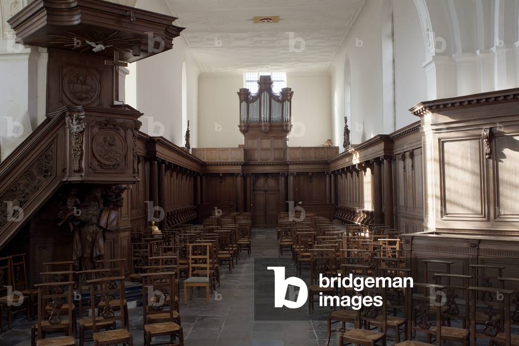 Parish church (Rozebeke, O.L.Vr. Bezoekingkerk). Interior. The nave, east to west. The pulpit.