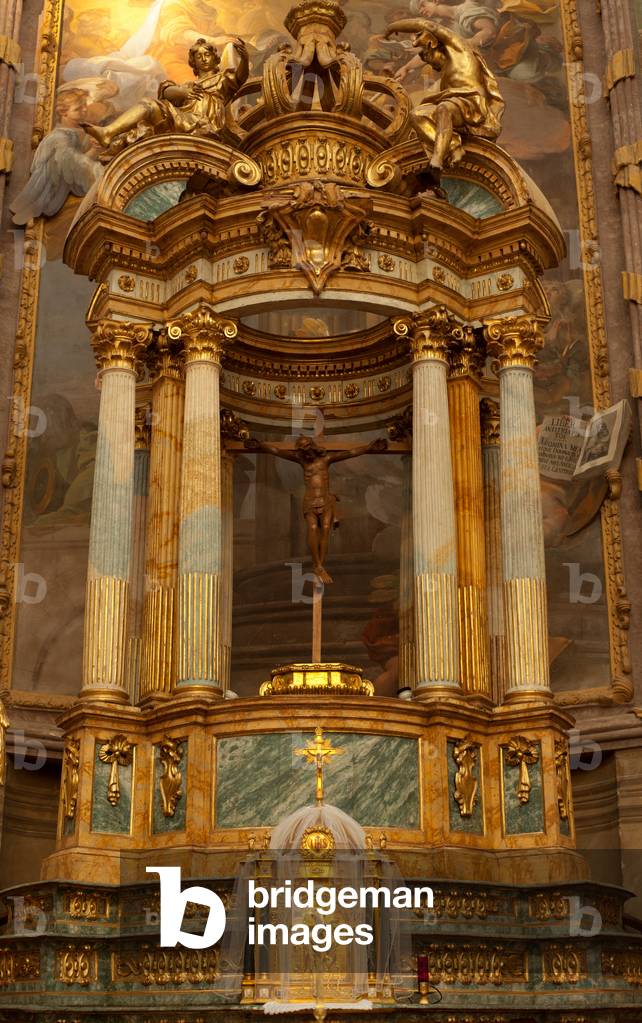 Church (Iglesia de San Ildefonso). Interior. South transept. An altar. Baroque.
