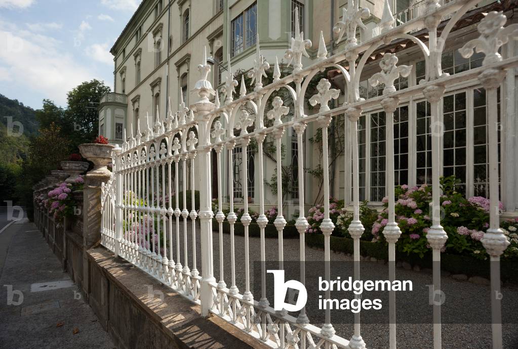 Spa (Balneari Montagut). The buildings. Exterior. 1874-1914.. The fence. Ironwork.