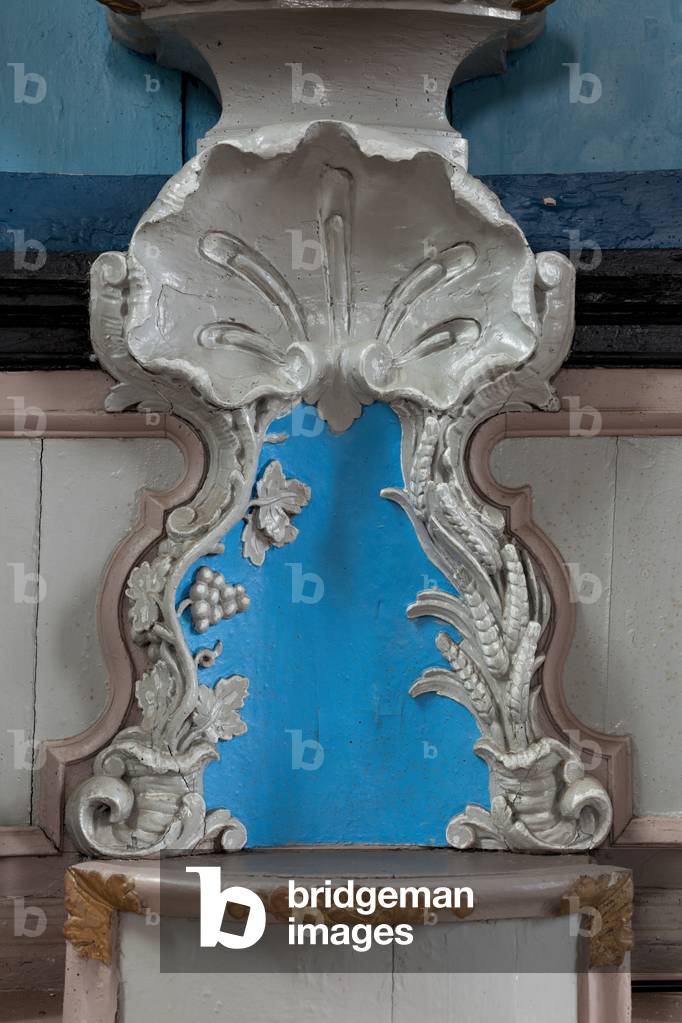 Paulatem, Parochiekerk Sint-Gangulfus. Interior. Altar right. Detail. Rocaille motif.