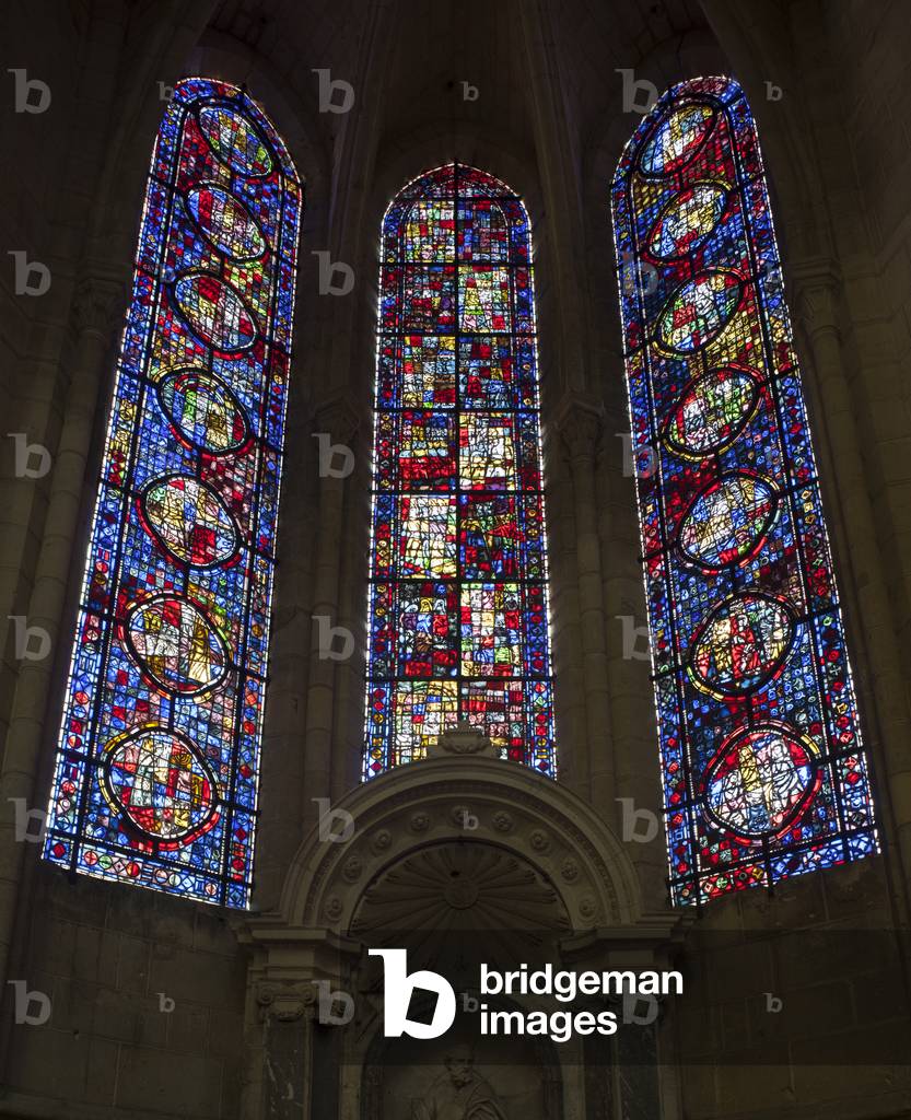 Cathedral (Basilique-cathédrale Saint-Gervais-et-Saint-Protais). Interior. A radiating chapel. Stained glass windows. 13th century.