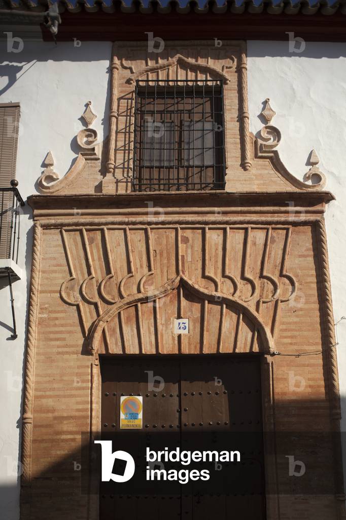 Calle Emilio Castelar. The palace/gentleman's house (Casa Palacio de los Castrillos). The portico. Brickwork.