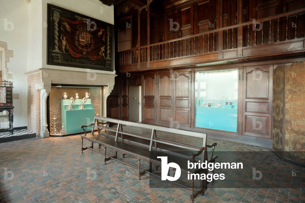 Town hall. MOU Museum Oudenaarde. Archive hall with fireplace mantel, furniture and gallery (Voogdenkamer (archief), met schoorsteen, archiefkasten en gaanderij).