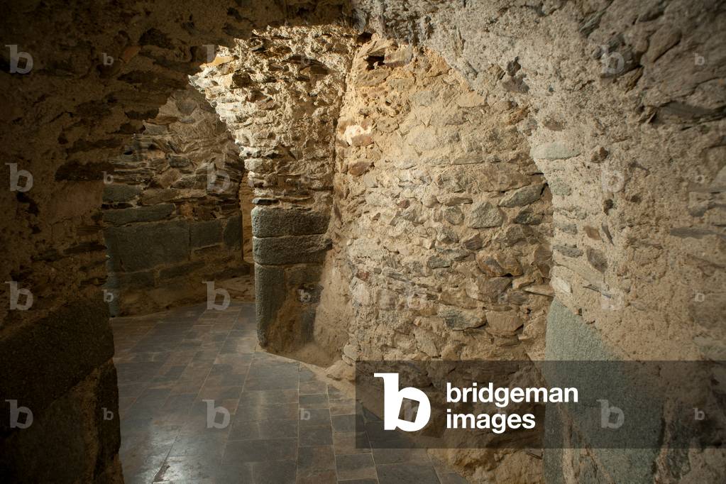 Monastery (Monestir de Sant Pere de Rodes). The crypt. Romanesque.