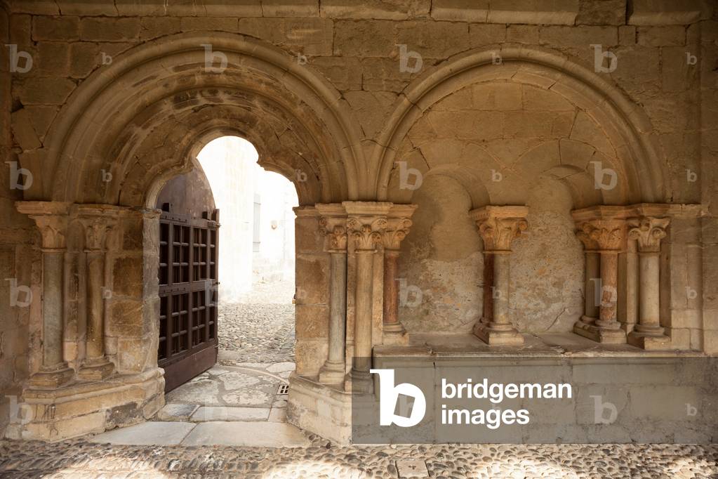 Former cathedral (Ancienne cathédrale Notre-Dame). The cloister. 12th century. Romanesque.