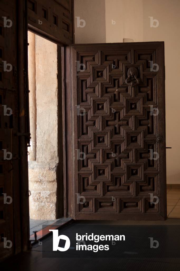 Palace (Palacio de los Condes de Valparaiso). Interior. Patio. Detail a door.