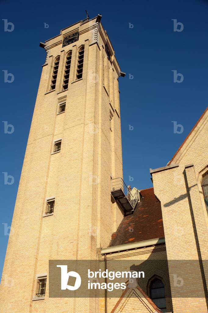 Parish church (Heilig-Hartkerk). Exterior. Modernism.