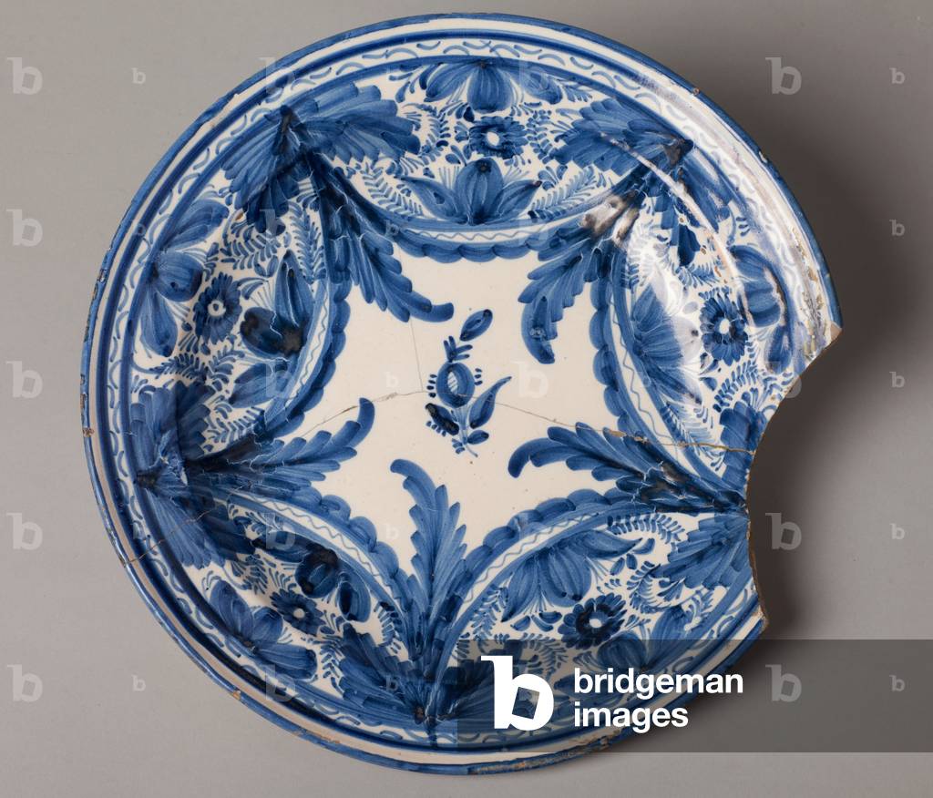 A dish. Ceramic work. Blue decoration. 19th century. Museum inventory no: 2045.
