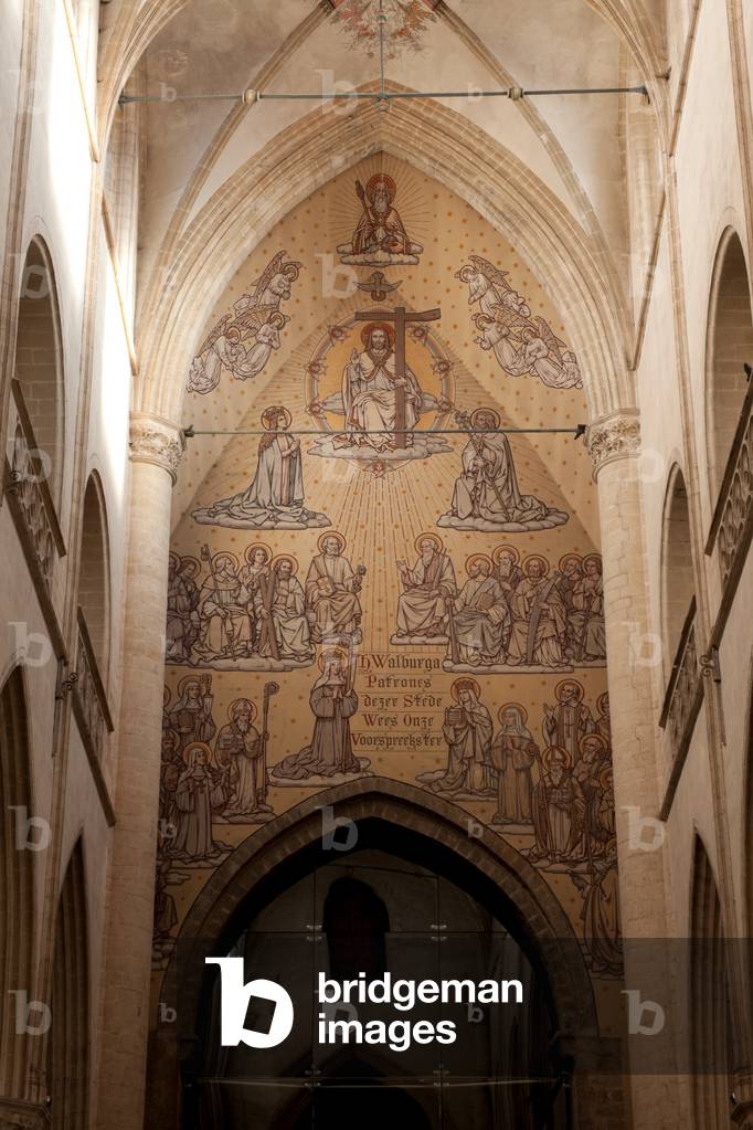 Collegiate church (Sint-Walburgakerk). Interior. The nave. Wall paintings on the choir wall. Glorification of Christ King. After 1918.