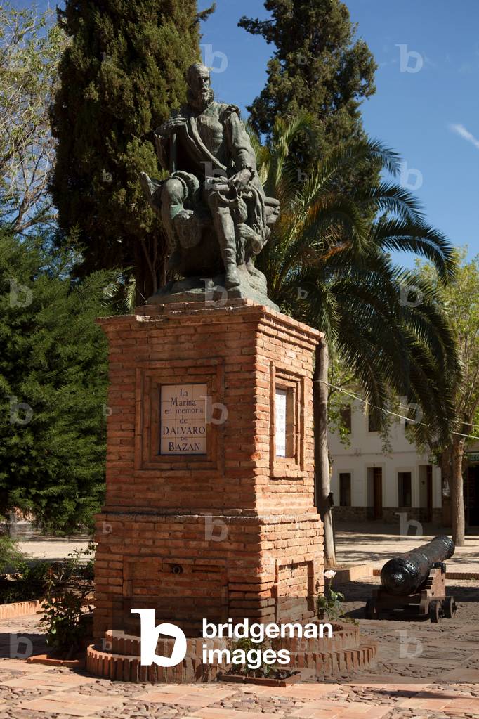 Square (El Pradillo). Public monument to Don Alvaro de Bazan. Bronze.