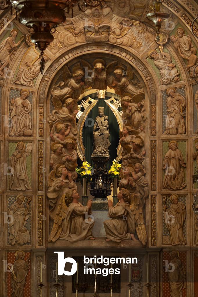 Cathedral (Catedral de Santa María). Interior. A chapel (capella del Claustre). The altar. Sculpture (Mare de Déu del Claustre). Romanesque.