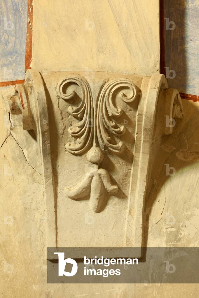 El santuari de la Mare de Dèu del Pla. interior de l'Església. Església de Nostra Senyora del Pla s. XVIII Mènsula decorada en la volta de la porta esquerra del presbiteri.