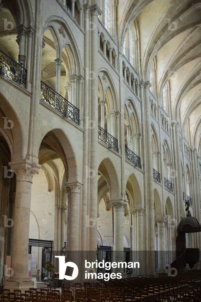 Cathedral (Cathédrale Notre-Dame). Interior. The nave. North wall. Gothic.