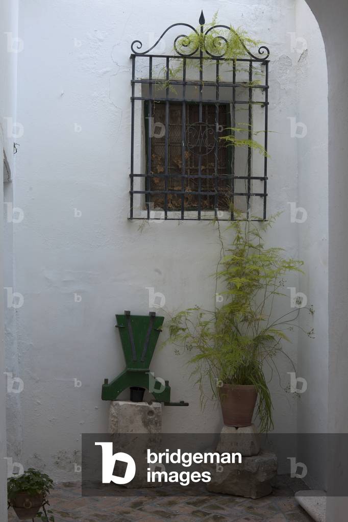 The church (Iglesia de Santa María). Interior. The archeologic museum. The patio. Detail.