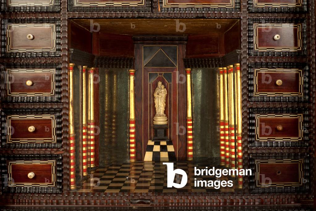 Town hall. MOU Museum Oudenaarde. Pronkkabinet 1. cabinet. detail.