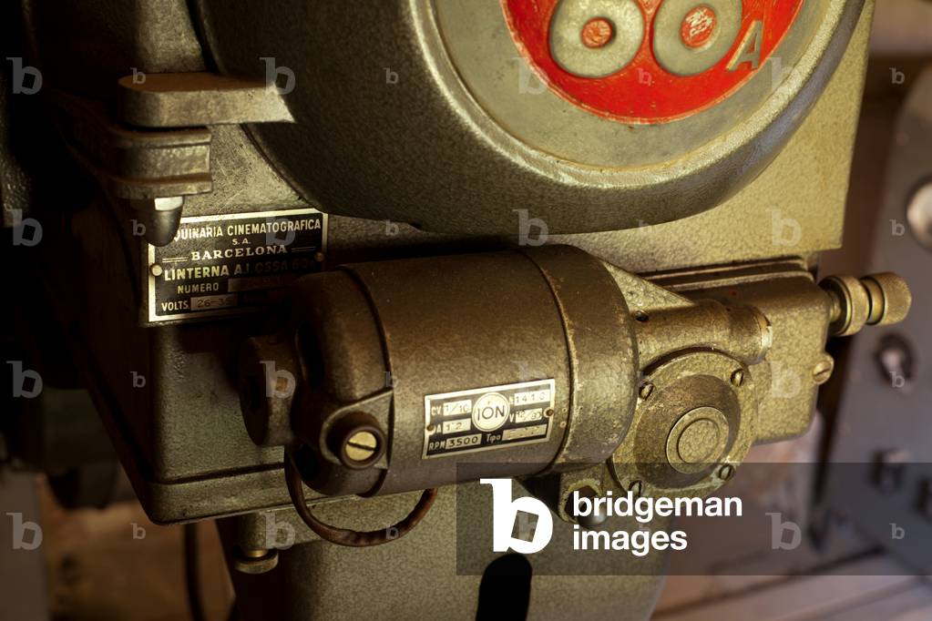 Former hotel (Hostal Vell - la Toranesa). Interior. The cinema projection room. Cinema projector (Ossa Pergam tipo PVIII). Detail. The electric drive engine, identification plates.