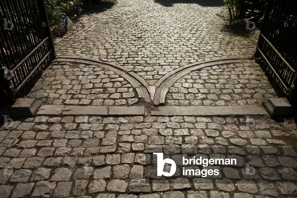 Entrance gate. Detail.