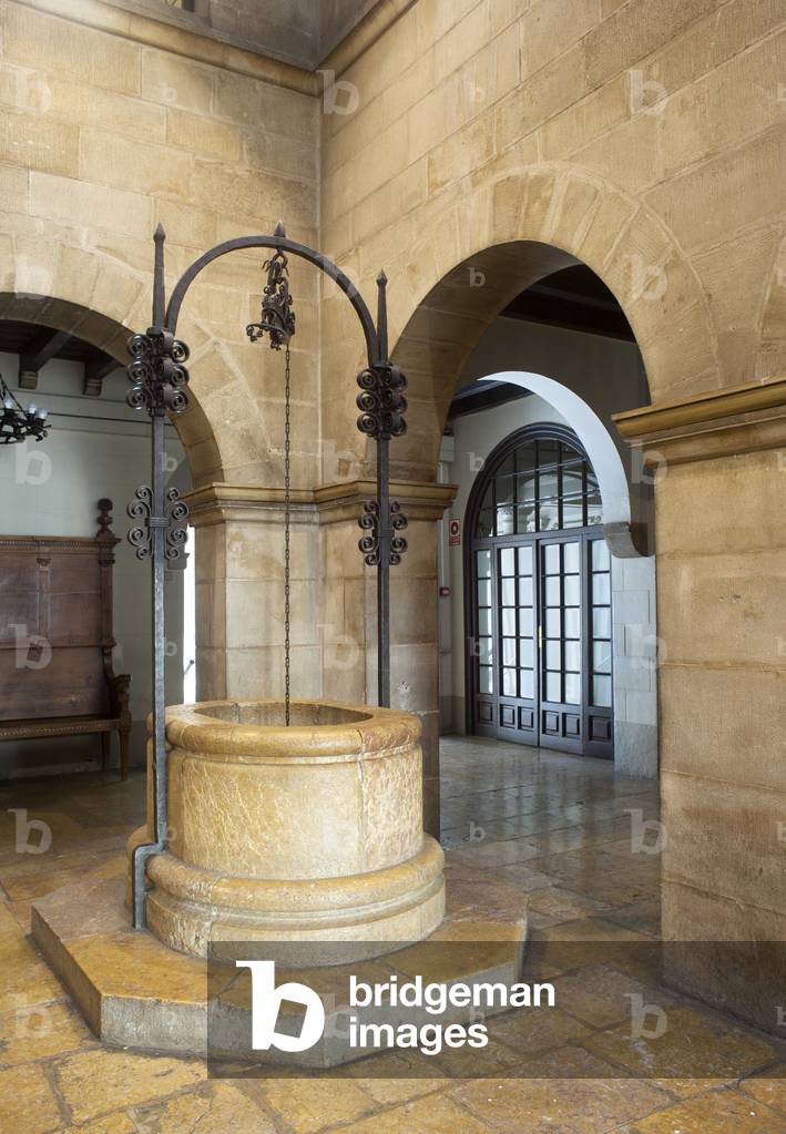 Town hall La Paeria. Interior. Patio. The well.