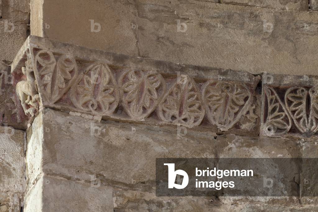 Church Església de Santa Maria de Covet. Interior. The apse. Detail. The frieze. Rests of polychrome. Romanesque. 12th century.