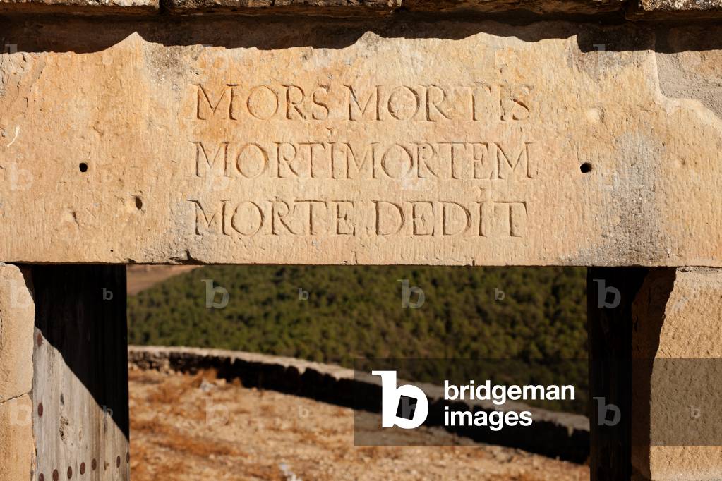 Lloberola. The cemetery. Entrance gate. Inscription: MORS MORTIS MORTIMMORTEM MORTE DEDIT.