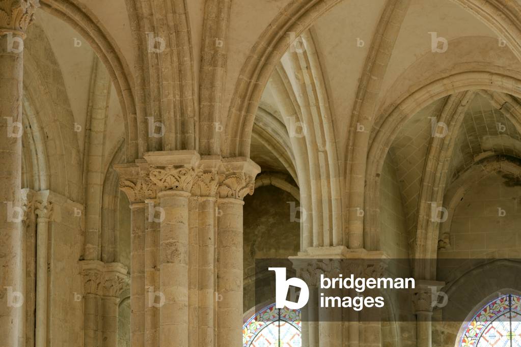 Collegiate church (Collégiale Notre-Dame-du-Fort). Interior. North aisle and ambulatory. The capitals. Gothic. 12th century.
