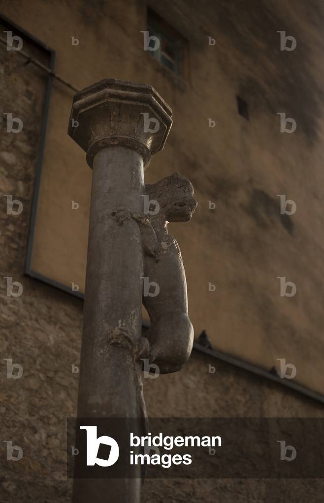 Public monument (Antic Hostal de la Leona). A lion climbing on a column.
