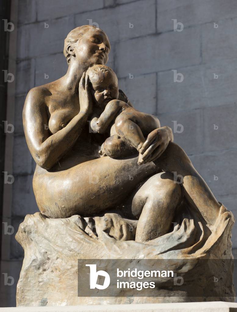 Statue. Mother and child.