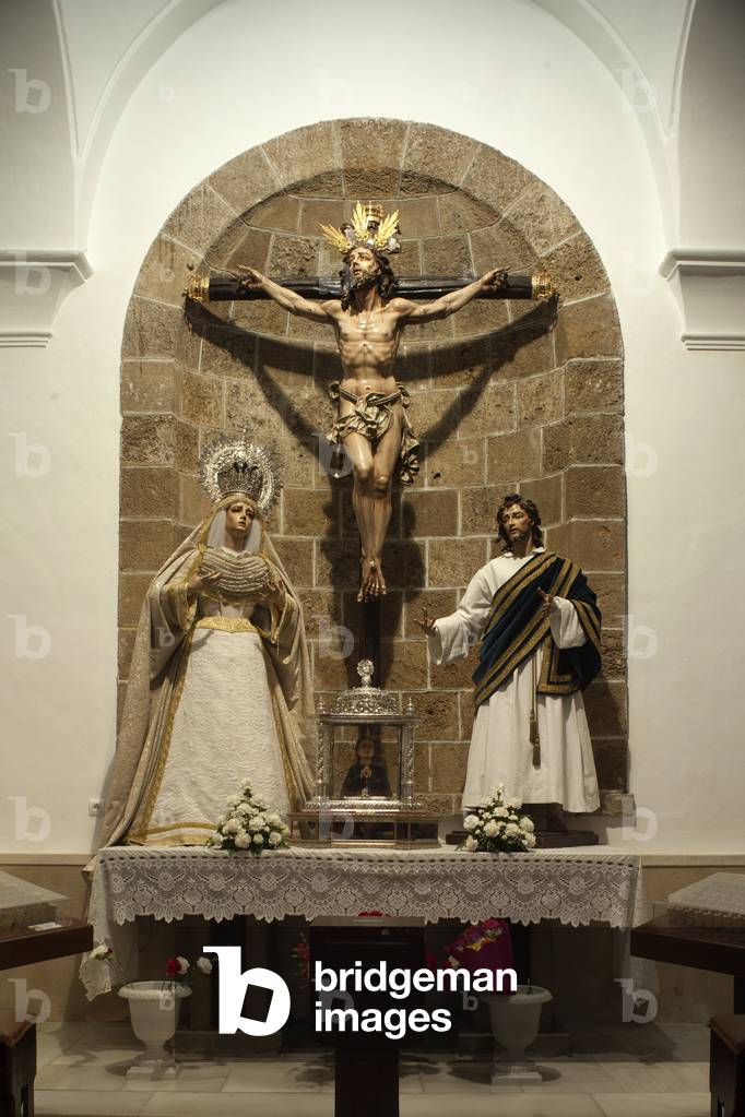 Parish church (Iglesia Santa Cruz). Former cathedral. Interior. A chapel. Devotion statues.