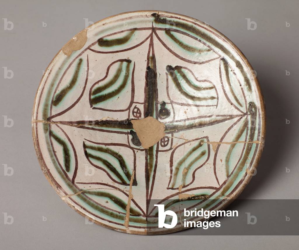 A dish. Ceramic work. Polychrome decoration. Second half 14th - begin 15th century. Museum inventory no: 1291.