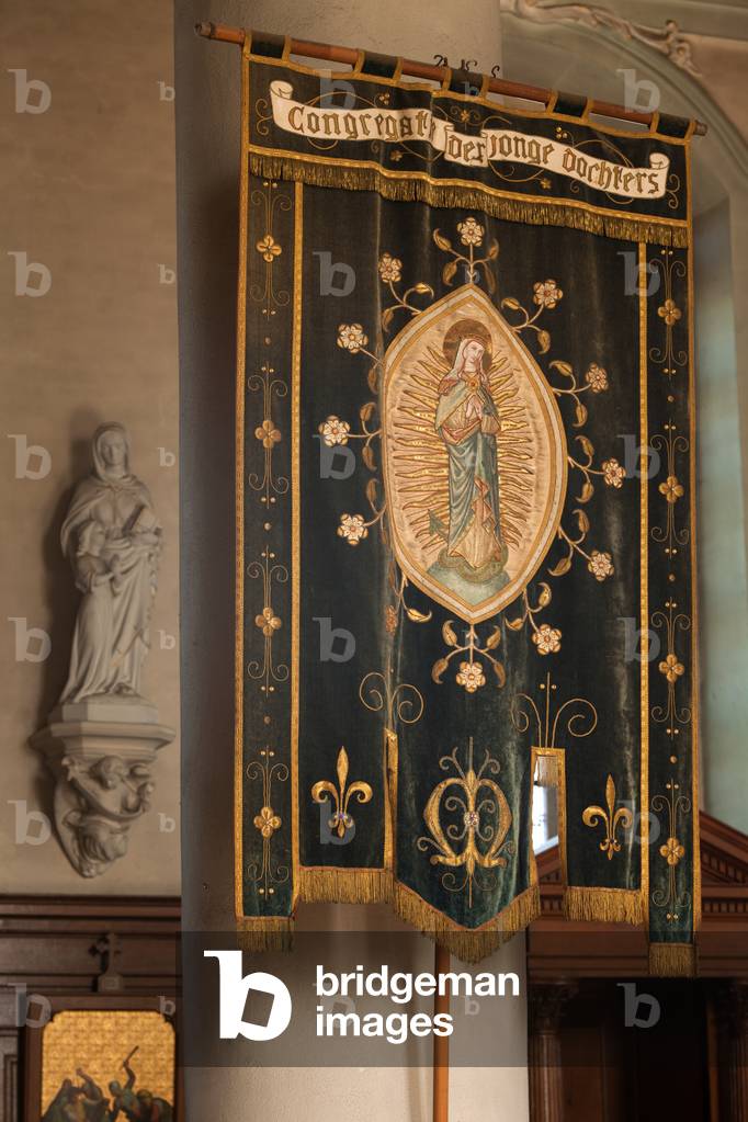 Parish church Opbrakel, (Sint-Martinuskerk). Interior. Banner (Congregatie der Jonge Dochters).